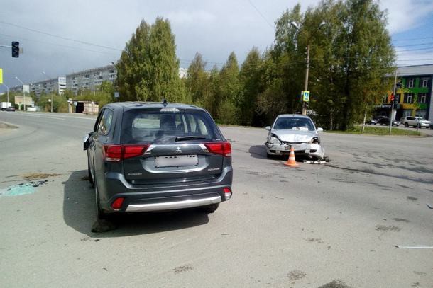 В Сыктывкаре Kia опрокинула внедорожник