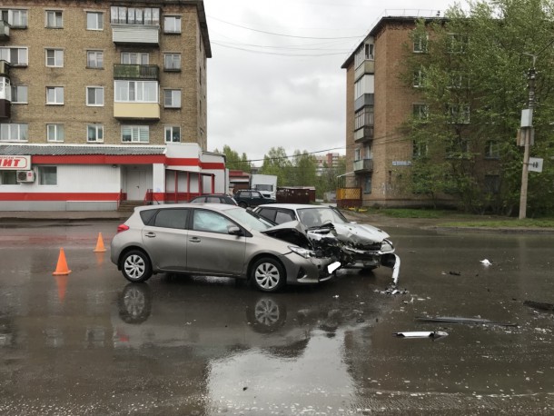 В центре Сыктывкара ВАЗ въехал в иномарку