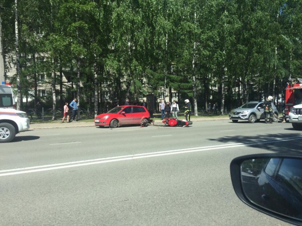 В Сыктывкаре мотоциклист не поделил дорогу с Renault