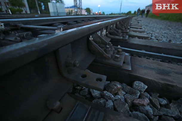 Бездомного из Вологодской области нашли лежащим на рельсах в столице Коми