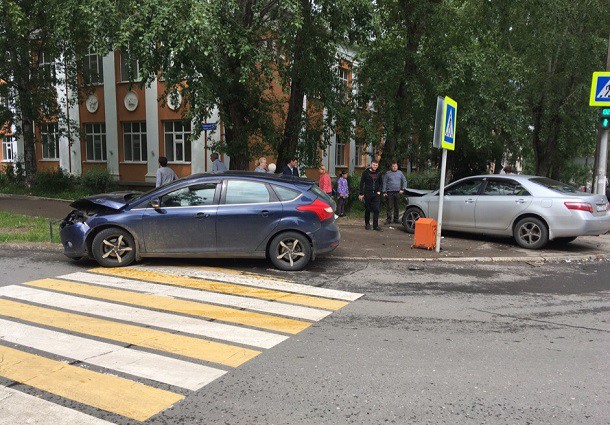 В центре Сыктывкара не поделили перекресток Ford и Toyota