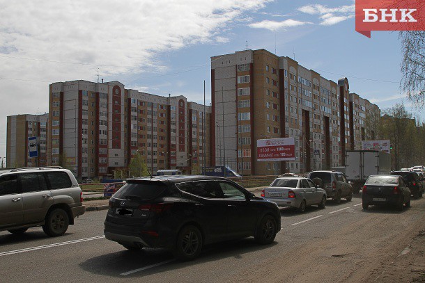 В Сыктывкаре из-за ямы на дороге травмировались водитель и пассажир «Лады»
