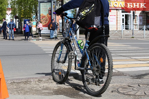 В столице Коми водитель иномарки не уступил велосипедисту