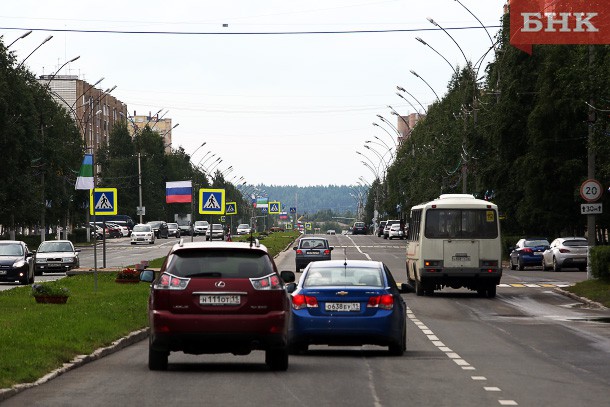 В Ухте во время движения микроавтобуса пострадала пенсионерка