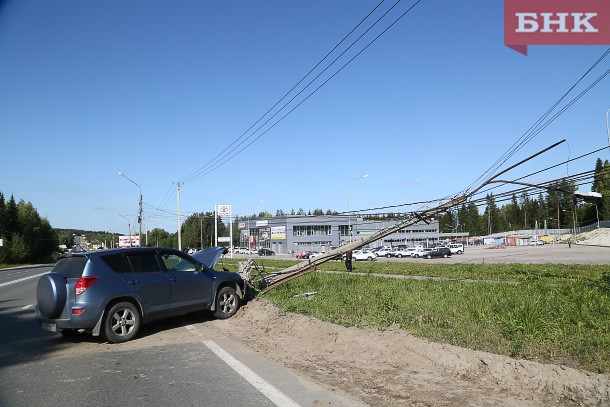 В Сыктывкаре Toyota Rav 4 снесла опору ЛЭП